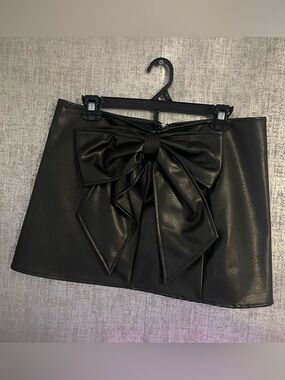 Windsor Bow Faux Leather Mini Skirt in black. Brand new_Size L
